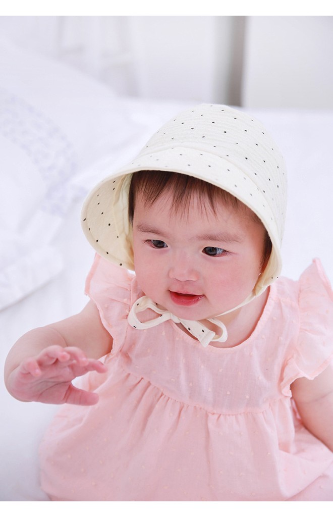หมวกสาวน้อยลายจุดสีเหลืองครีมด้านหน้ามีปีก