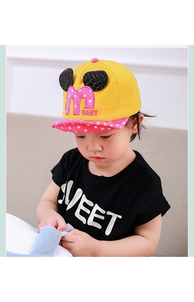 หมวกแก๊ปเด็กแต่งอักษร M และหูมิกกี้