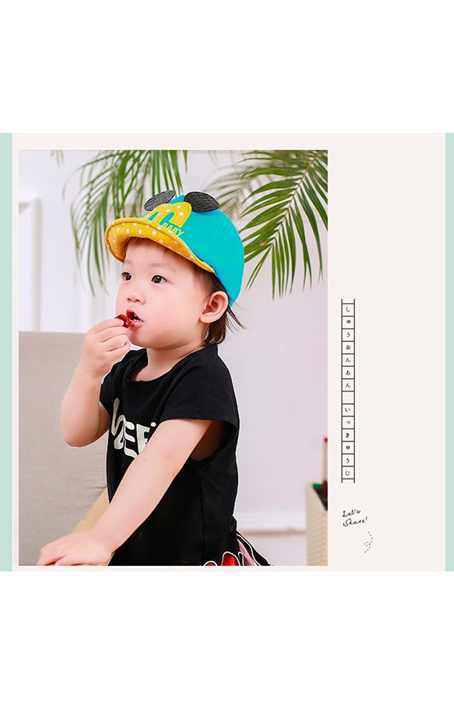 หมวกแก๊ปเด็กแต่งอักษร M และหูมิกกี้
