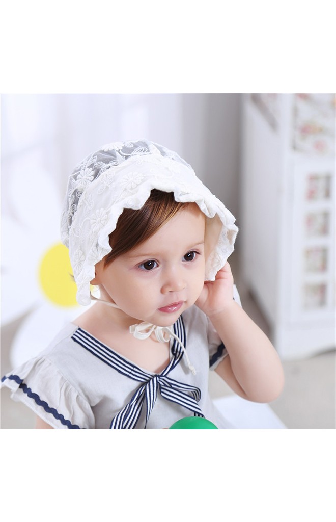 หมวกสาวน้อยลูกไม้สีขาวครีม มีเชือกผูกใต้คาง