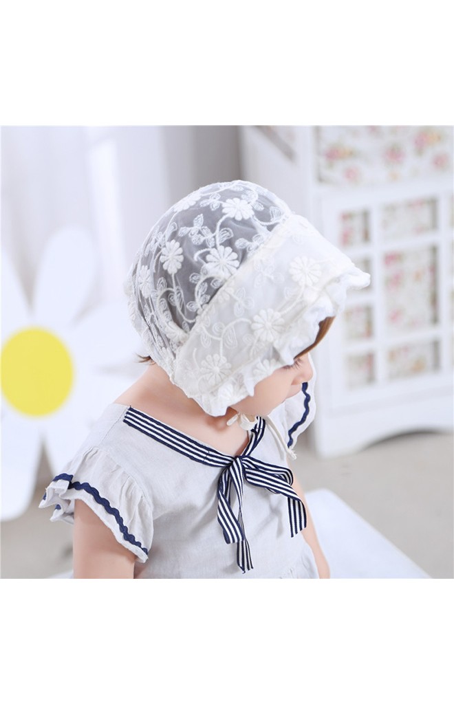 หมวกสาวน้อยลูกไม้สีขาวครีม มีเชือกผูกใต้คาง