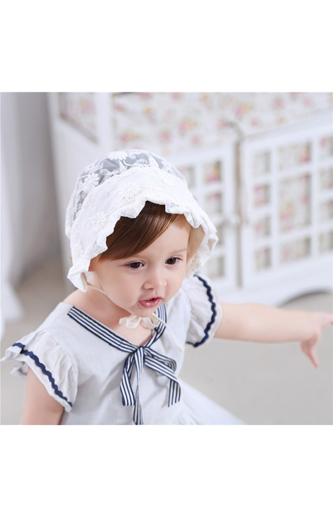 หมวกสาวน้อยลูกไม้สีขาวครีม มีเชือกผูกใต้คาง