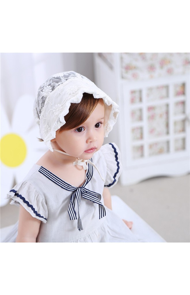 หมวกสาวน้อยลูกไม้สีขาวครีม มีเชือกผูกใต้คาง