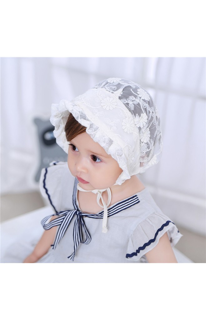 หมวกสาวน้อยลูกไม้สีขาวครีม มีเชือกผูกใต้คาง