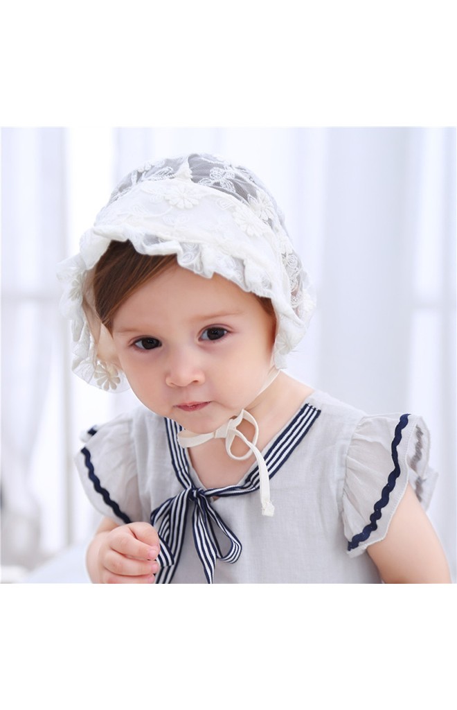 หมวกสาวน้อยลูกไม้สีขาวครีม มีเชือกผูกใต้คาง