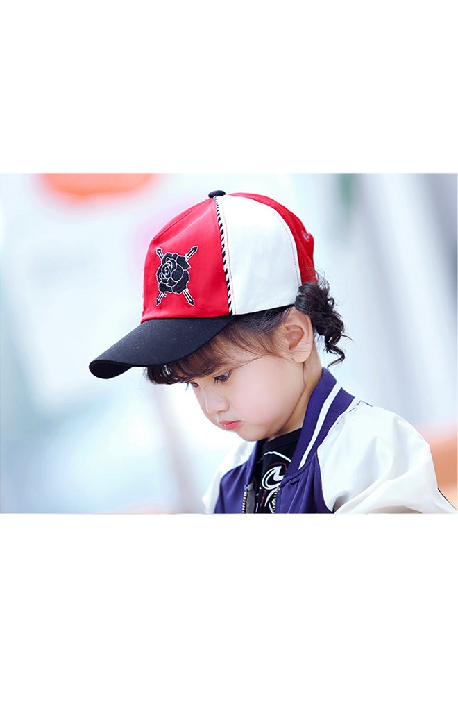 หมวกแก๊ปเด็กปักกุหลาบดำ จาก GZMM
