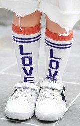 ถุงเท้าเด็กแบบขอบลายขวาง อักษร LOVE