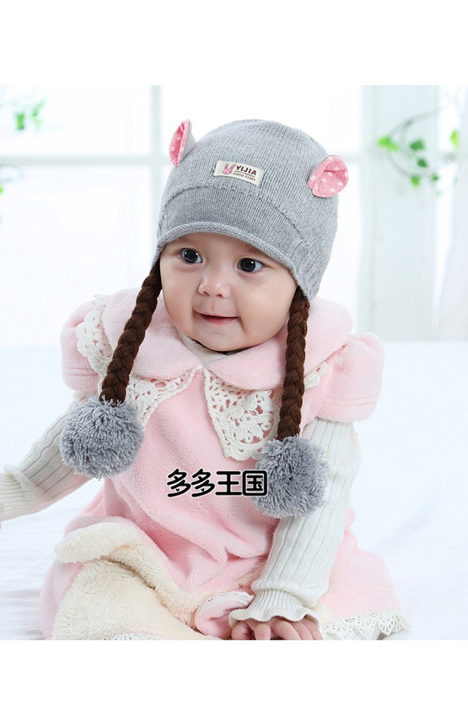 หมวกไหมพรมสีเทาแต่งหูลายจุดเล็ก มีเปียปลายแต่งปอมปอม