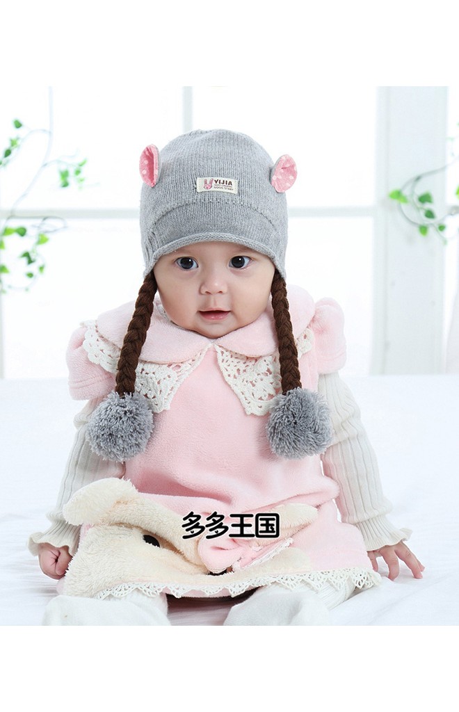 หมวกไหมพรมสีเทาแต่งหูลายจุดเล็ก มีเปียปลายแต่งปอมปอม