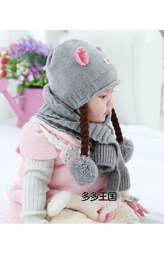 หมวกไหมพรมสีเทาแต่งหูลายจุดเล็ก มีเปียปลายแต่งปอมปอม