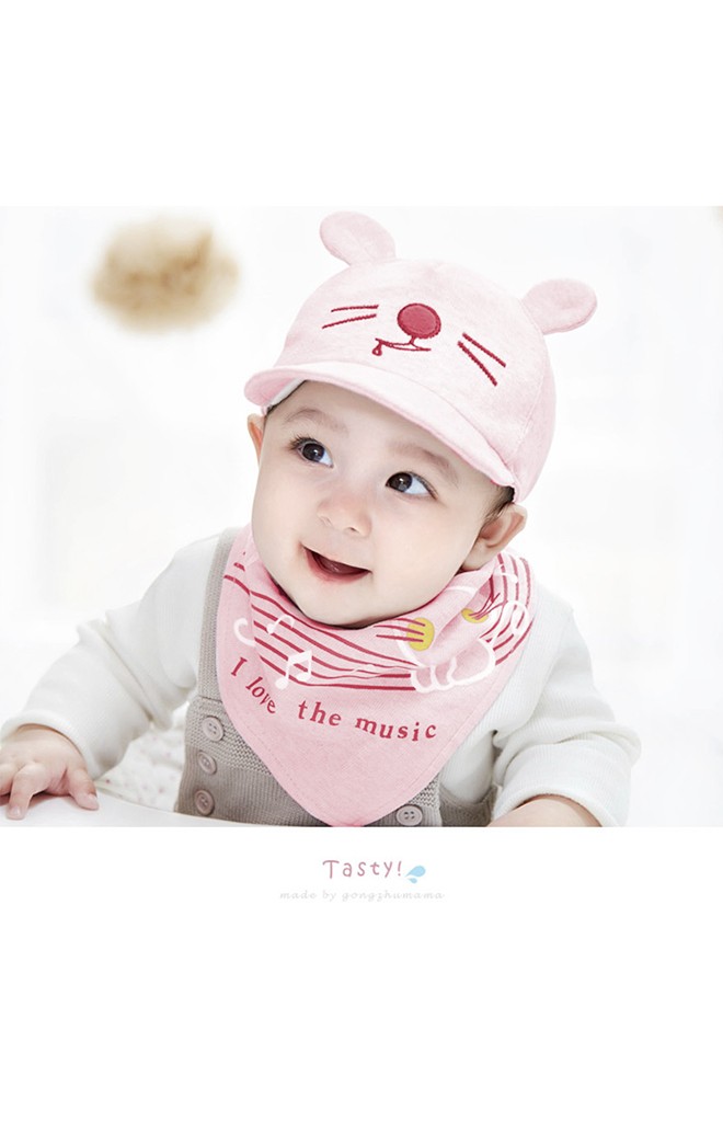 เซ็ตหมวกแก๊ปปีกอ่อนหน้าแมวยิ้มมาพร้อมผ้ากันเปื้อน GZMM
