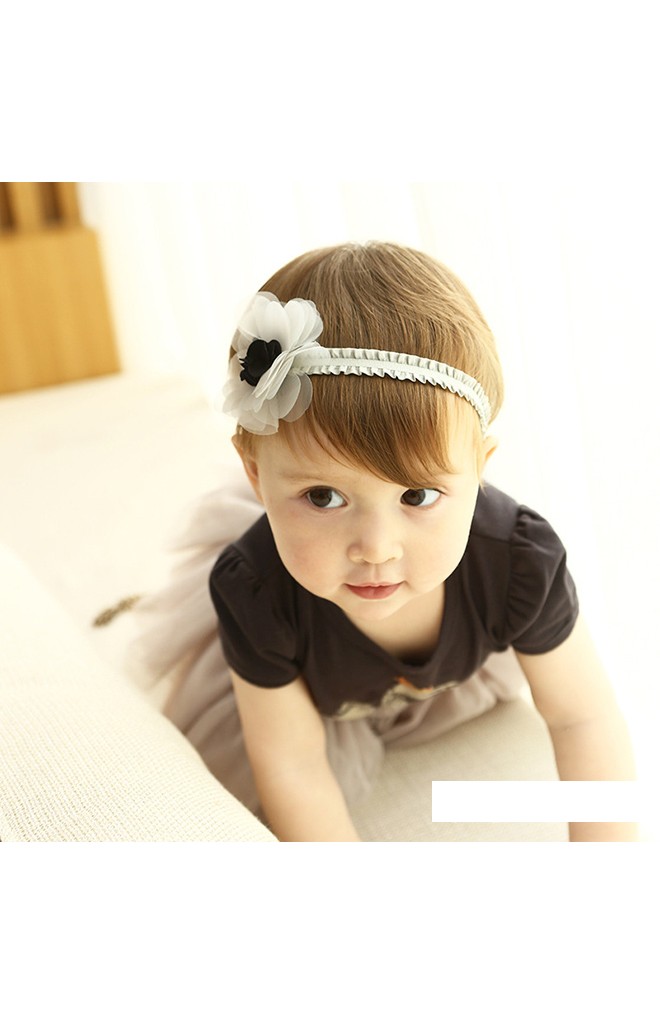 สายคาดผมดอกไม้สีเทาอ่อนเกสรสีดำ
