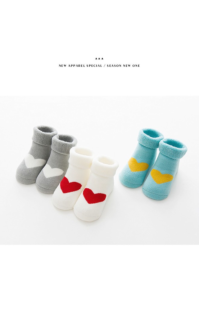 ถุงเท้าเด็กแบบหนาลายหัวใจแพ็ค 3 คู่ 3 สี แบบข้อสั้น