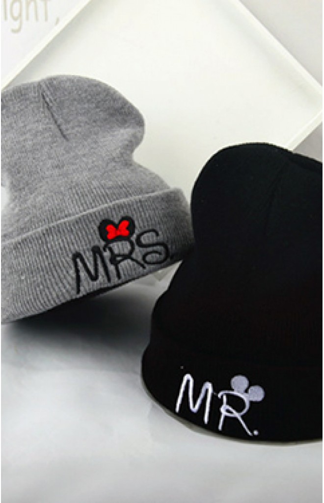 หมวกบีนนี่ไหมพรม ปัก MR. และ MRS. หมวกบีนนี่ไหมพรม ปัก MR. และ MRS.