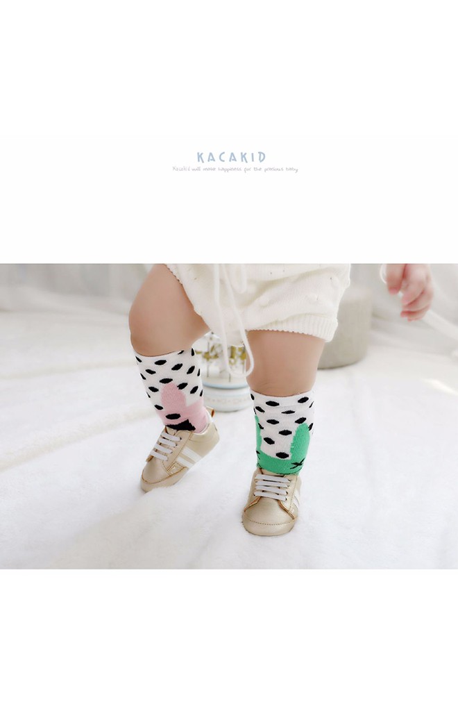 ถุงเท้าเด็กแบบยาว ดีไซน์เท่ๆ 2 ข้างต่างสี จาก kacakid