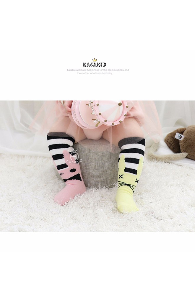 ถุงเท้าเด็กแบบยาว ดีไซน์เท่ๆ 2 ข้างต่างสี จาก kacakid