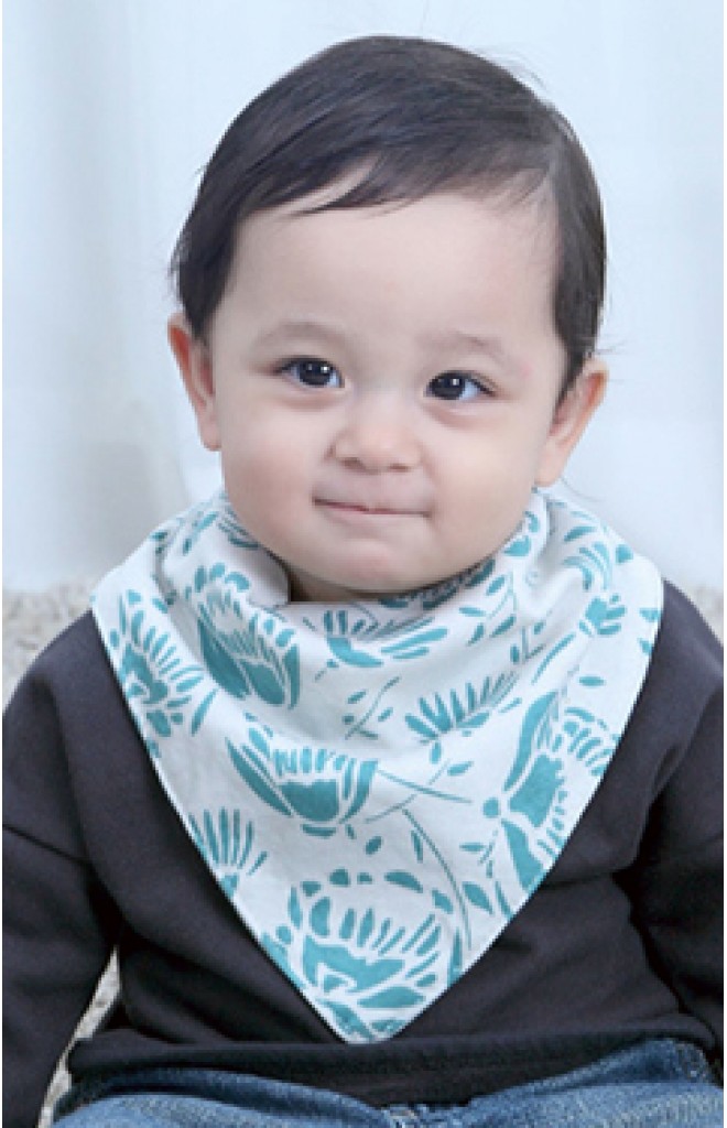 ผ้ากันเปื้อนสามเหลี่ยมลายดอกไม้ อีกด้านลายสามเหลี่ยมหยัก ผ้ากันเปื้อนสามเหลี่ยมลายดอกไม้ อีกด้านลายสามเหลี่ยมหยัก