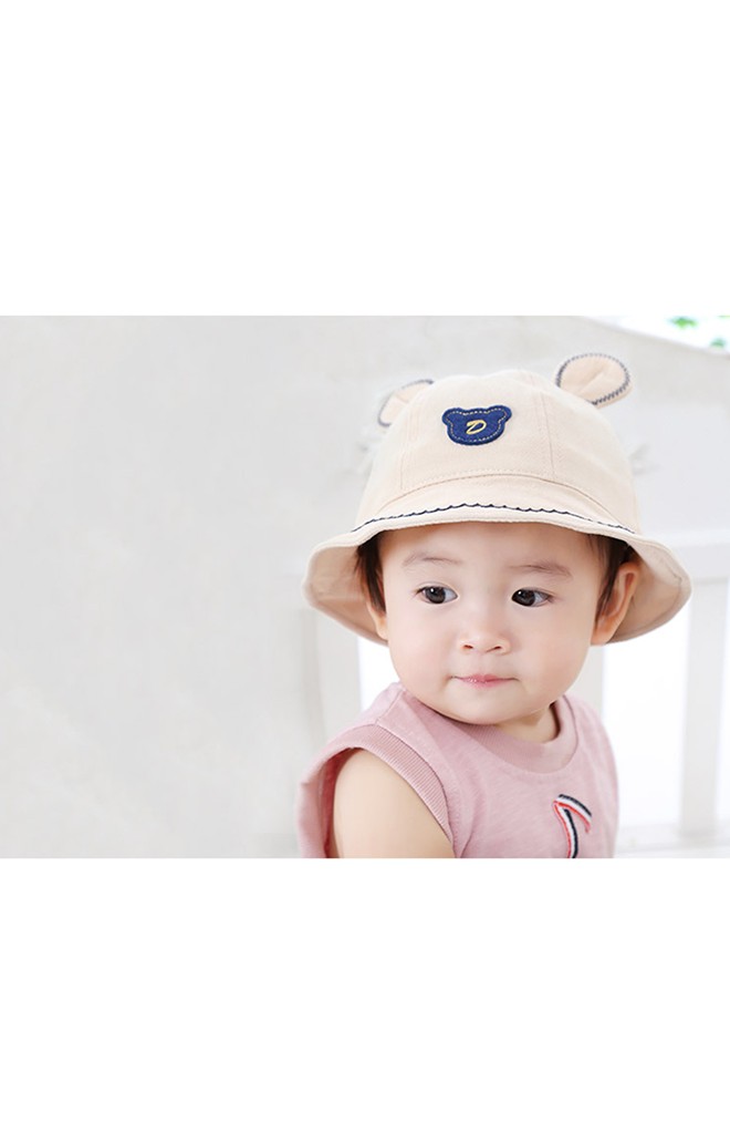 หมวกเด็กปีกรอบแต่งหน้าหมีน้อยปักอักษร D
