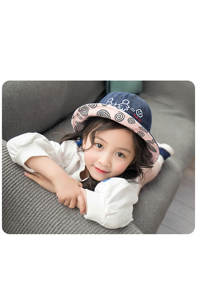 หมวกยีนส์ปีกรอบปักรูปพ่อ แม่ ลูก KUKUJI