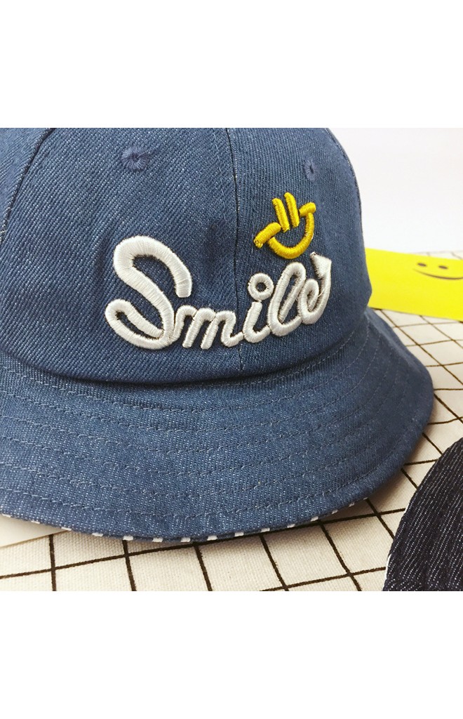 หมวกยีนส์ปีกรอบปัก Smile ใต้หมวกลายทางสกรีนรูปยิ้ม
