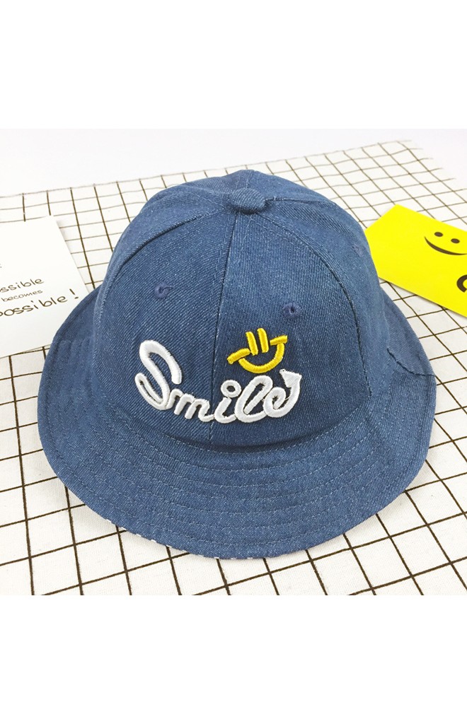 หมวกยีนส์ปีกรอบปัก Smile ใต้หมวกลายทางสกรีนรูปยิ้ม