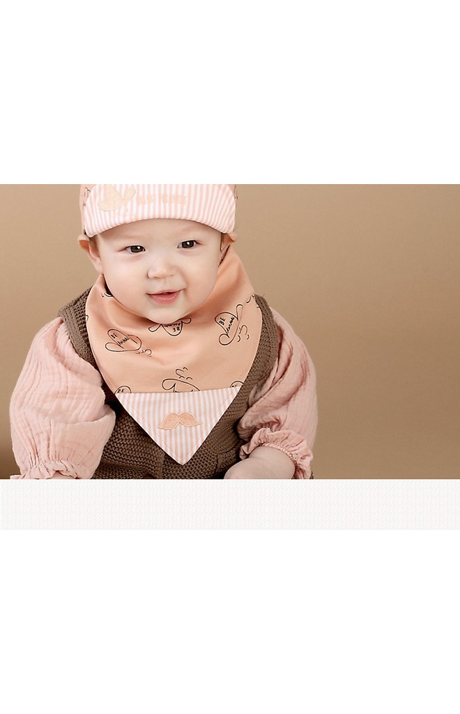 ผ้ากันเปื้อนสามเหลี่ยมสีส้มนู้ดลายคนใส่หมวก ด้านล่างปักรูปหนวด