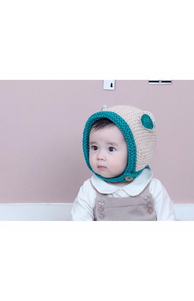 หมวกไหมพรมแต่งหูเล็กๆ ตัดขอบและหูสีเข้ม มีสายคาดกระดุมใต้คาง