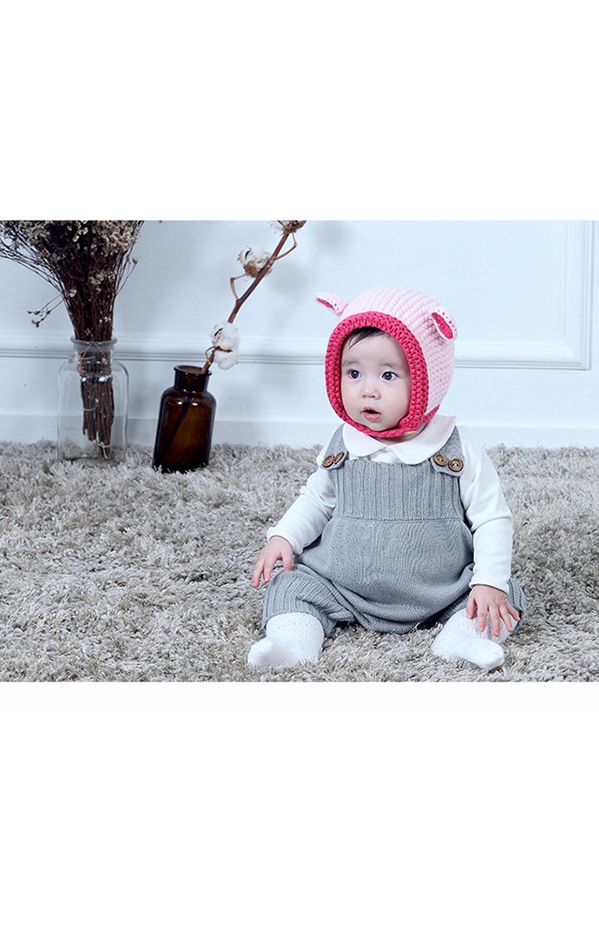 หมวกไหมพรมแต่งหูเล็กๆ ตัดขอบและหูสีเข้ม มีสายคาดกระดุมใต้คาง