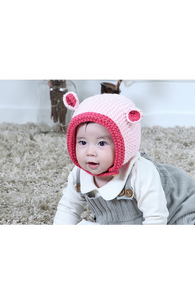 หมวกไหมพรมแต่งหูเล็กๆ ตัดขอบและหูสีเข้ม มีสายคาดกระดุมใต้คาง