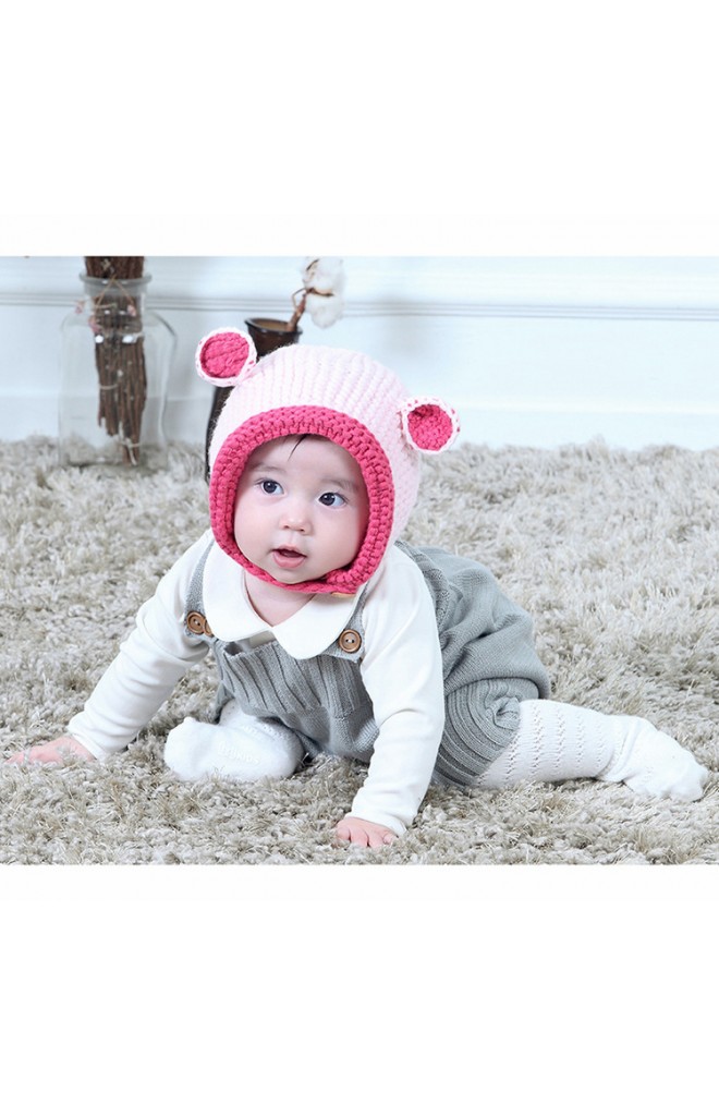 หมวกไหมพรมแต่งหูเล็กๆ ตัดขอบและหูสีเข้ม มีสายคาดกระดุมใต้คาง