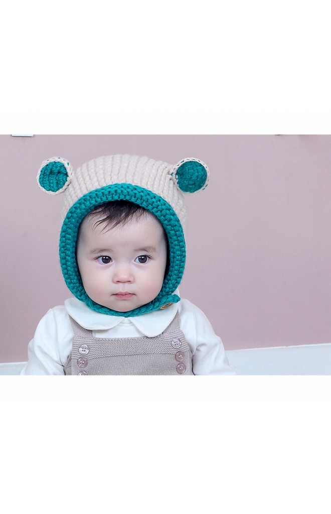 หมวกไหมพรมแต่งหูเล็กๆ ตัดขอบและหูสีเข้ม มีสายคาดกระดุมใต้คาง