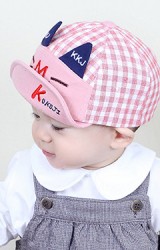 หมวกแก๊ปหน้าแมวลายตาราง ด้านหน้าปักอักษร M จาก KUKUJI