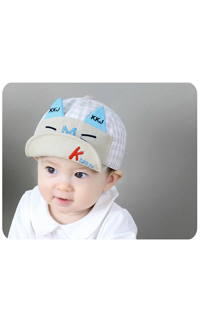 หมวกแก๊ปหน้าแมวลายตาราง ด้านหน้าปักอักษร M จาก KUKUJI
