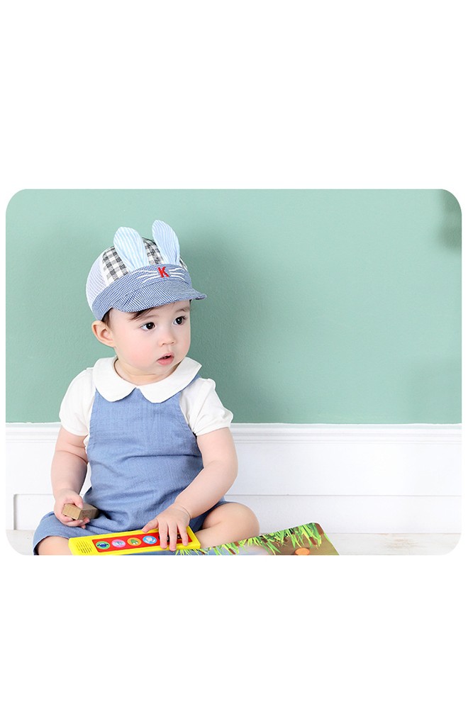 หมวกแก๊ปเด็กลายตารางแต่งหูกระต่าย ด้านหลังผ้าตาข่าย จาก KUKUJI