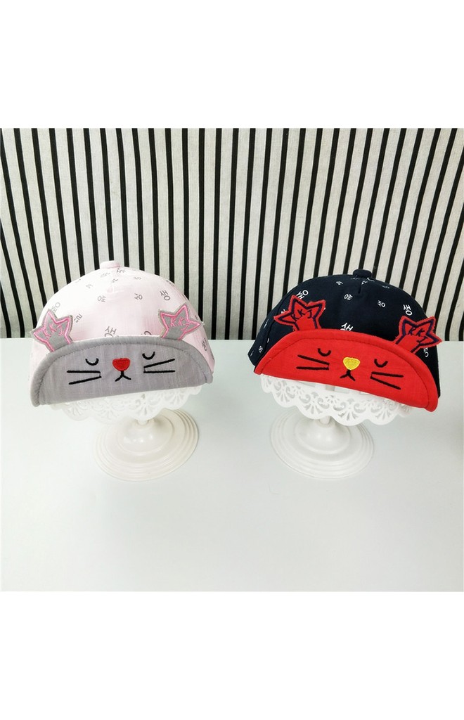 หมวกแก๊ปลายอักษร ใต้หมวกปักหน้าแมวน้อย ปีกหมวกแต่งรูปเท้า KUKUJI