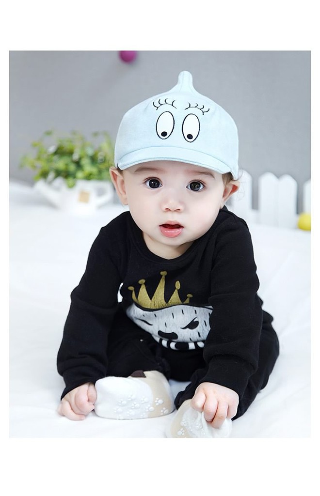 หมวกแก๊ปยอดแหลมปีกอ่อนปักตาโต จาก GZMM