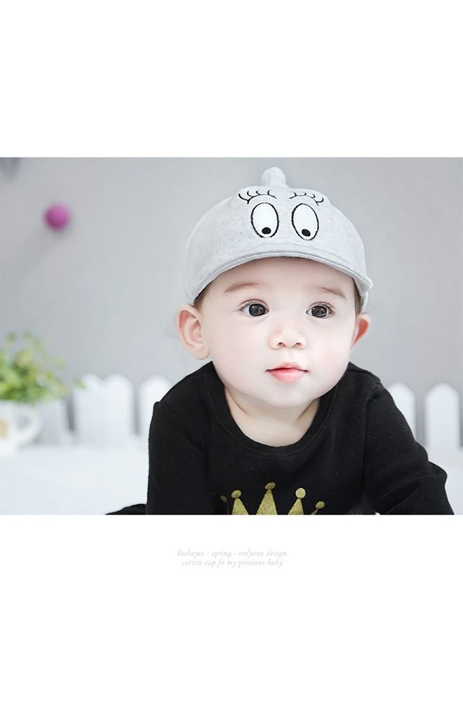 หมวกแก๊ปยอดแหลมปีกอ่อนปักตาโต จาก GZMM