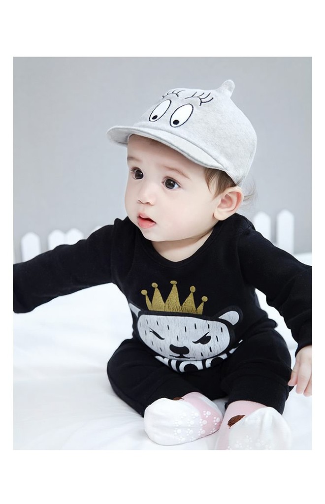 หมวกแก๊ปยอดแหลมปีกอ่อนปักตาโต จาก GZMM