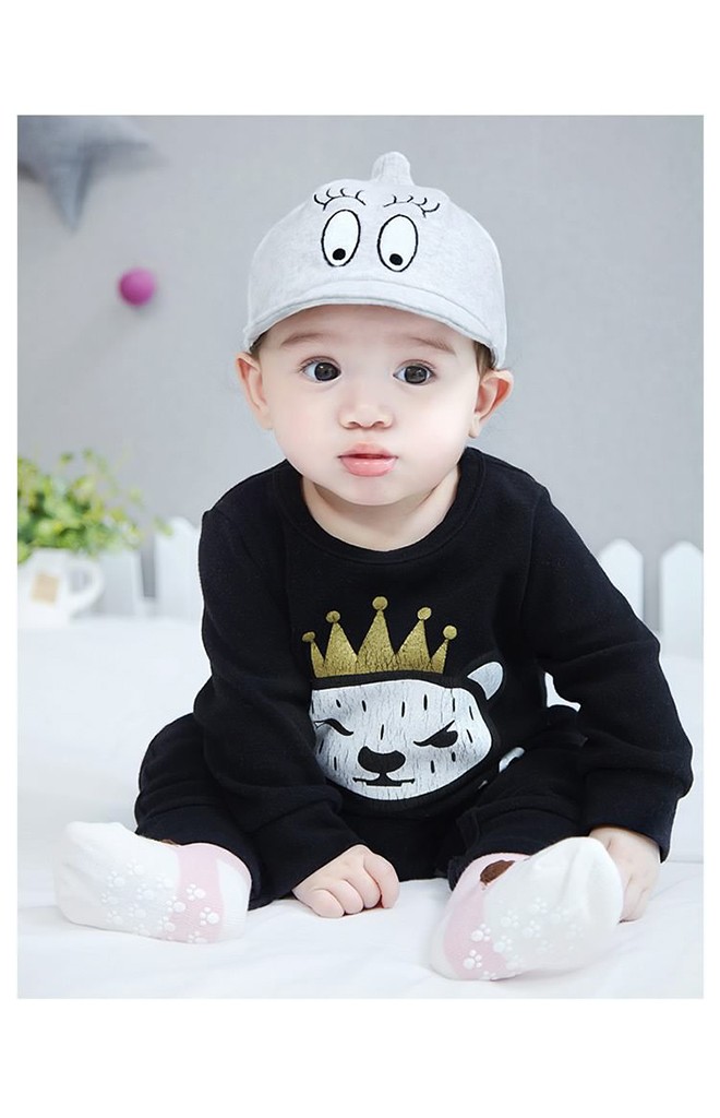 หมวกแก๊ปยอดแหลมปีกอ่อนปักตาโต จาก GZMM