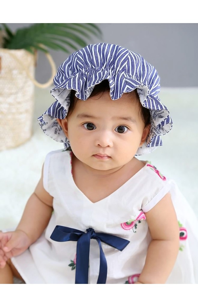 หมวกสาวน้อยลายทาง ด้านในผ้าลายใบไม้