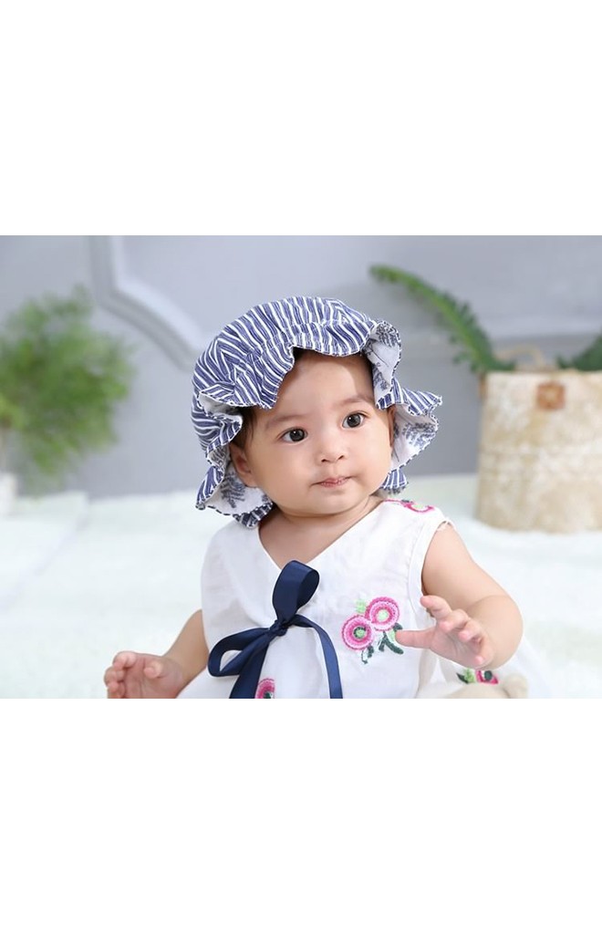 หมวกสาวน้อยลายทาง ด้านในผ้าลายใบไม้