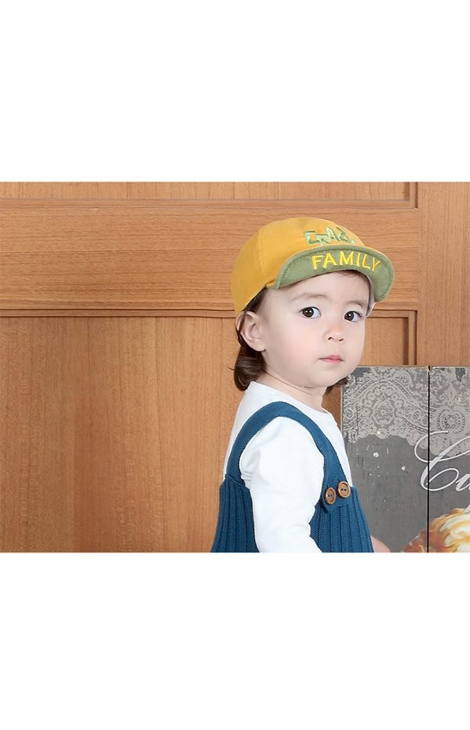หมวกแก๊ปด้านหน้าปัก CRAZY! และใต้ปีกหมวกปัก FAMILY