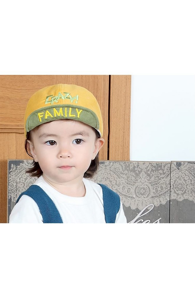 หมวกแก๊ปด้านหน้าปัก CRAZY! และใต้ปีกหมวกปัก FAMILY