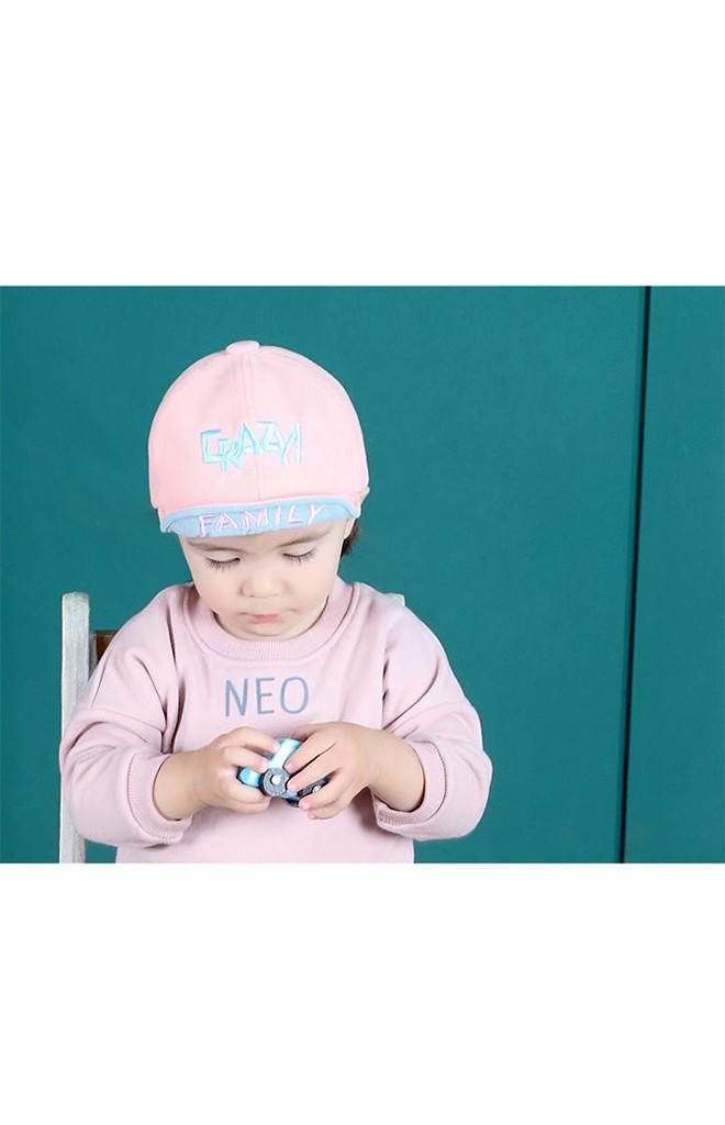 หมวกแก๊ปด้านหน้าปัก CRAZY! และใต้ปีกหมวกปัก FAMILY