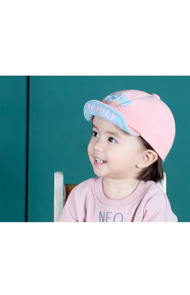 หมวกแก๊ปด้านหน้าปัก CRAZY! และใต้ปีกหมวกปัก FAMILY