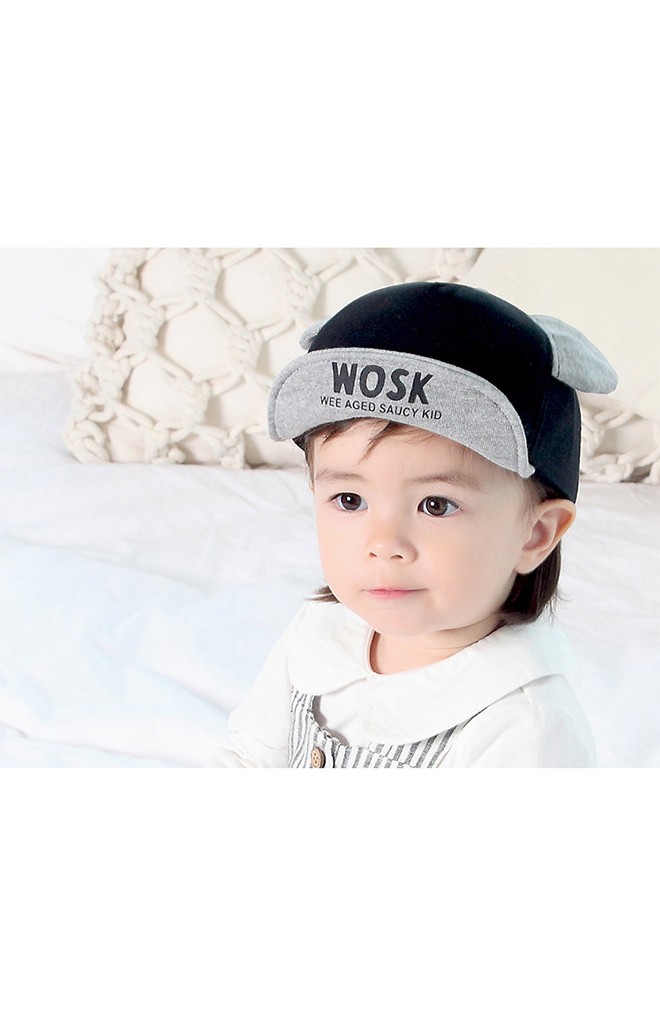 หมวกแก๊ปเด็กแต่งหู ใต้ปีกหมวกสกรีนหน้าหมีและอักษร WOSK