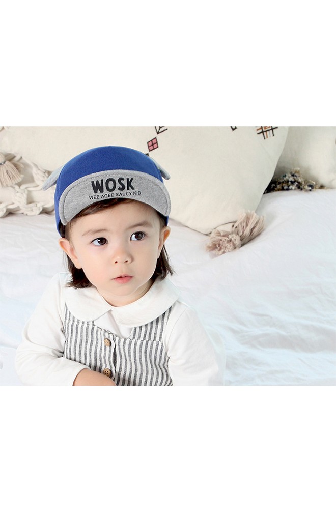 หมวกแก๊ปเด็กแต่งหู ใต้ปีกหมวกสกรีนหน้าหมีและอักษร WOSK