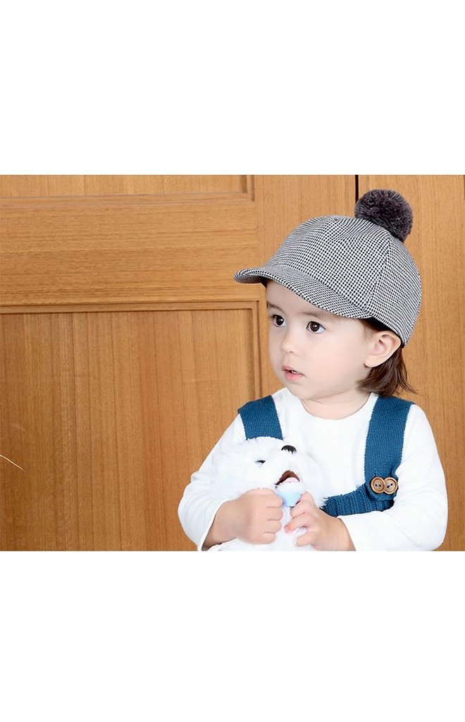 หมวกแก๊ปเด็กลายชิโนริด้านบนแต่งปอมปอมน่ารัก