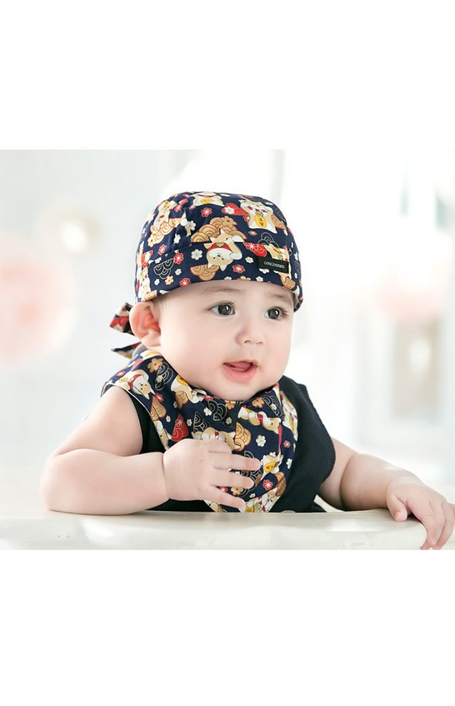 เซ็ตหมวกโจรสลัดมาพร้อมผ้ากันเปื้อนสามเหลี่ยม ลายแมวนำโชค จาก GZMM