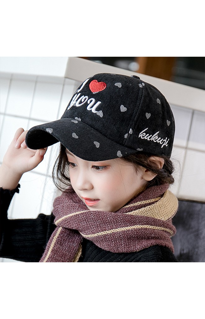 หมวกแก๊ปลูกฟูกลายหัวใจ ปัก I Love You จาก KUKUJI